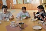 小浜さん（左）の作ったそばを食べながら語り合う参加者＝３日、若桜町吉川の交流施設「寄来屋（よらいや）」