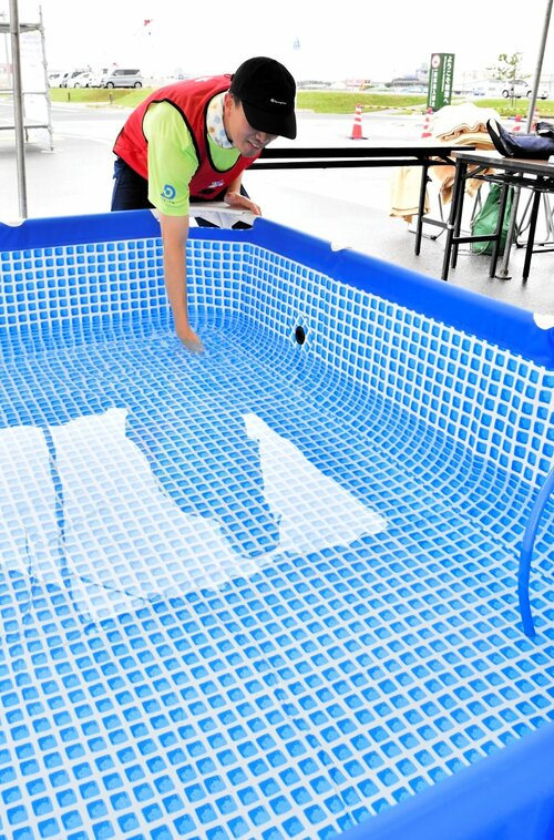 初めて導入されたアイスバスの温度や水の深さを確かめるスタッフ＝１４日、境港市竹内団地