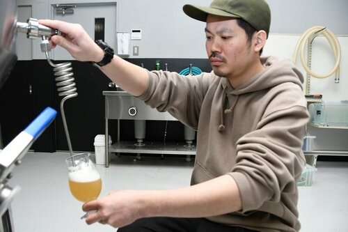 出荷に向け低アルコールビールの状態を確認する橋本醸造長＝２０日、八頭町安井宿の醸造所