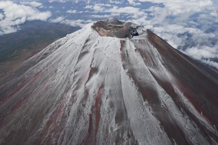 　山頂付近が積雪した富士山＝昨年１１月