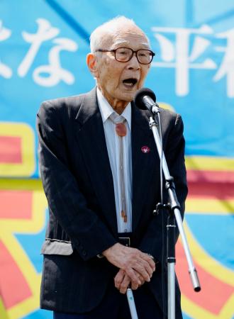 　護憲派の集会でスピーチする被団協代表委員の田中熙巳さん＝３日午後、東京都江東区