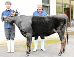 １等１席に輝いた「みさち」と出品者の上田伸也さん（右）＝２０日、新温泉町歌長のＪＡたじまみかた畜産事業所