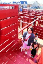 謎解きしながら迷路を楽しむ参加者ら＝１３日、北栄町由良宿の出会いの広場
