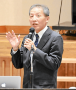地域医療充実の重要性を語る岡山特命教授＝２６日、新温泉町湯の夢ホール