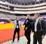 柔道競技の会場を視察する平井知事（左）＝１８日、台北市内（鳥取県提供）