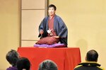 軽快な語りを披露する桂小文吾さん＝８日、鳥取市弥生町のパレットとっとり