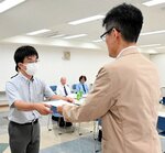 ＮＩＥ実践指定校の認定証を受け取る各校の代表者（左）＝８日、鳥取市富安２丁目の日本海新聞ビル