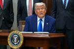 　１２日、ワシントンのホワイトハウスで記者の質問に答えるトランプ米大統領（ＡＰ＝共同）