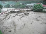 台風７号の大雨で増水した佐治川で、橋げたがはずれた高山橋のライブカメラ映像＝１５日午後５時４９分、鳥取市佐治町（鳥取県河川課提供）