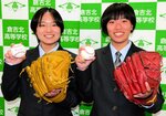 県内初の女子硬式野球部に入部した田中さん（左）と谷口さん＝１０日、倉吉市の倉吉北高