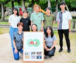 出張文化祭をＰＲする米子高専の学生ら＝１２日、米子市目久美町の目久美公園