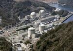 　関西電力高浜原発。手前左から１号機、２号機、奥左から３号機、４号機＝１４日、福井県高浜町