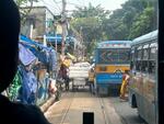 　トラムの運転席から前方を見ると、バスや荷車で線路がふさがっている＝２０２４年１０月、インド・コルカタ（共同）