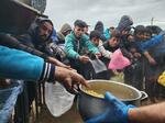 　２１日、ガザ南部ハンユニスで、食料の配給に集まった人々（ゲッティ＝共同）