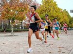 強い走りを見せる対抗駅伝の部の１区のランナー＝４日、鳥取市のヤマタスポーツパーク特設コース