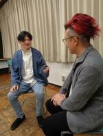　「アヴニール」の田中康路社長（右）と演技について話す小籔伸也さん＝４月、東京都新宿区