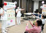 看護師（左）らのアドバイスを受けながら体操を実践する参加者＝９日、鳥取市尚徳町の鳥取赤十字病院