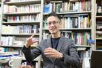 　インタビューに応じる鶴見太郎氏＝２月１９日、東京都目黒区の東大駒場キャンパス（平野雄吾撮影）