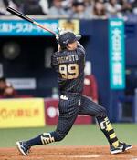 　５回オリックス２死一塁、杉本が左越えに２ランを放つ＝京セラドーム