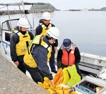 ライフジャケットを入念に点検する署員ら＝２日、香美町香住区の香住漁港東港