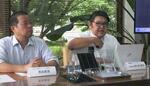 　タミヤ製作所の関係者（左）と記者会見する新見ソーラーカンパニーの佐久本秀行社長＝３１日午前、奈良県田原本町