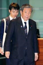 　首相官邸に入る自民党の森山幹事長（右）＝７日午後