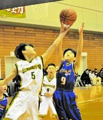 ゴール下で競り合う選手たち＝２４日、新温泉町湯の健康公園体育館