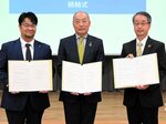 連携協定を結んだ（右から）毎川理事長、陶山町長、谷野理事＝２２日、南部町法勝寺のキナルなんぶ