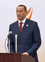 　記者会見するスポーツ庁の室伏広治長官＝８日、文科省