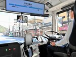 赤信号で緩やかに停車する自動運転バス＝１２日、鳥取市内