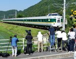 最後の雄姿をカメラに収める鉄道愛好家ら＝１４日、日野町下榎