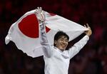　フェンシング男子エペ個人で金メダルを獲得し、日の丸を掲げる加納虹輝＝パリ（共同）