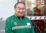 　セブン―イレブン１号店の前に立つオーナーの山本憲司さん＝１５日、東京・豊洲