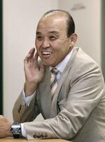 　インタビューに答える阪神の岡田彰布前監督