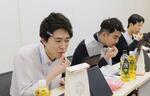　資生堂が開いた男性向けメークの講座＝３月、東京都墨田区（同社提供）
