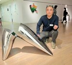 国展の彫刻部で最高賞・国画賞を受賞した森さんと受賞作「因幡素兎」＝東京・六本木の国立新美術館