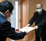 出願に必要な書類を提出する中学校教職員（右）＝１５日、鳥取市東町２丁目の鳥取西高