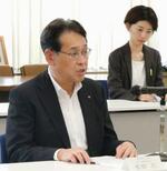　福井県に対して使用済み燃料対策の見直しを説明する関西電力の水田仁原子力事業本部長＝３０日午前、福井県庁