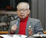 　市民団体の座談会に参加し、ノーベル平和賞授賞式の様子を報告する被団協の木戸季市事務局長＝２０２４年１２月、岐阜市