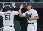 　２回、本塁打を放った西川を迎える西武・高橋＝ベルーナドーム
