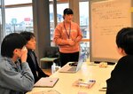 課題や今後の計画を模造紙にまとめるチーム＝２１日、鳥取市幸町の市民交流センター