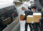 　つばさの党の事務所の家宅捜索を終え、段ボール箱を車両に積み込む捜査関係者＝１３日午後１時３４分、東京都千代田区