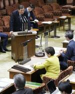 　参院予算委の集中審議で、商品券配布問題について答弁する石破首相＝２１日