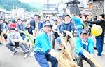 手綱を握りしめ力を合わせて大綱を引く参加者＝２日、新温泉町湯