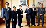 平井知事（左から３人目）に政策提言書を手渡す鳥取商工会議所青年部のメンバー＝２３日、鳥取県庁
