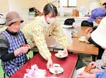 来店客にコーヒーを振る舞う高原さん（中央）。手作りのお菓子なども提供し、住民の憩いの場になっている＝新温泉町岸田