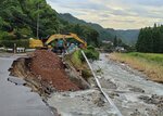復旧作業が進む県道２８１号＝１８日、鳥取市河内