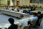 点字ブロックの点検項目について意見を交わす視覚障害者や支援者ら＝２８日、鳥取市の県立図書館