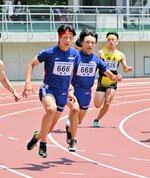 男子４００㍍リレー　鳥取城北は３走永田（６６８）からアンカー大谷（６６６）にバトンがスムーズにつながり、優勝を勝ち取る＝岡山市のシティライトスタジアム