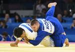 　男子７３キロ級３位決定戦　コソボ選手（右）から技ありを奪う橋本壮市＝パリ（共同）